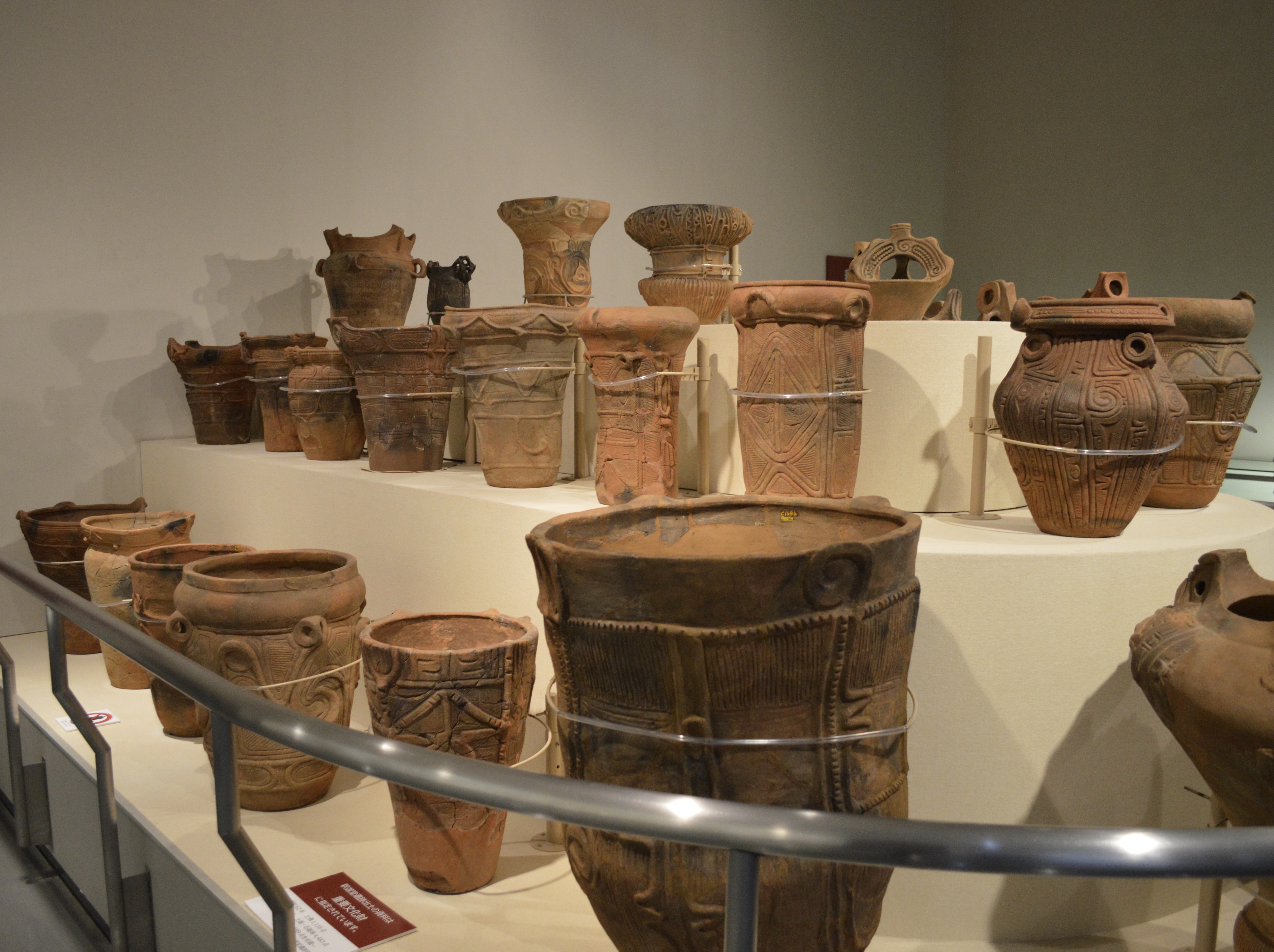 The large pot in the foreground is an example of a Jōmon burial jar. If a baby was stillborn, it was buried in a burial jar with a perforated base so the soul of the baby could return to its mother.